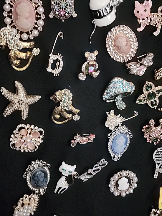 Holidaygall BOUTIQUE Jewelry - ( Pick 1 ) Assorted Decorative Enamel & Rhinestone Brooches - Listing For One